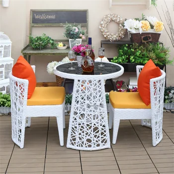 Прост ротанговый маса и столове в скандинавски стил, комбинация от светлина, луксозен ротанговый стол за градината във вътрешния двор, спестяващ място, комплект от три елемента