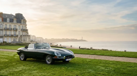 Voiture d'époque élégamment présentée face au littoral de Knokke lors d'un concours d'élégance
