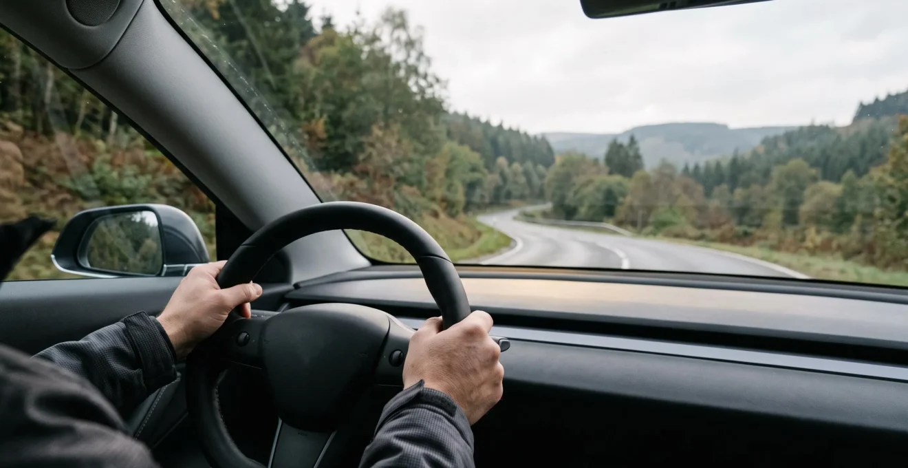 Conducteur passionné au volant d'une voiture électrique sur une route sinueuse des Ardennes belges, incarnant la nouvelle émotion de conduite