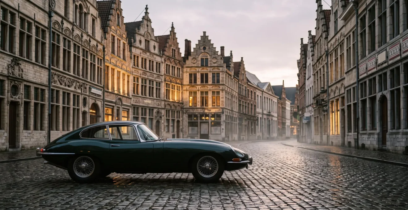 Silhouette d'une voiture de sport classique devant une architecture urbaine belge au lever du jour, symbole de l'histoire automobile