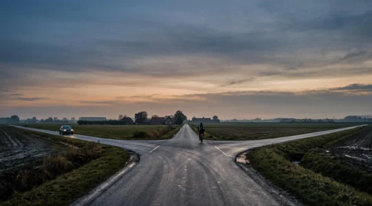 Une route belge se divisant en plusieurs chemins symbolisant les choix de mobilite entre 2025 et 2040