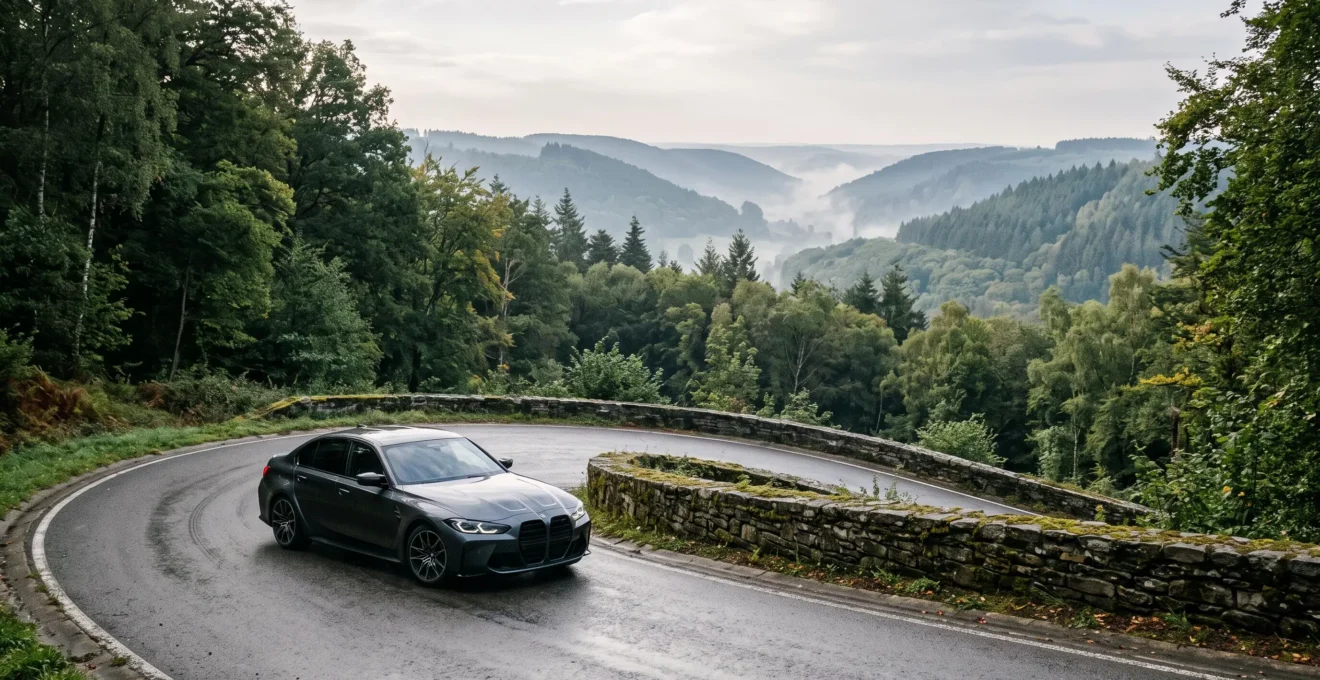 Voiture de sport engagée avec fluidité dans un virage encaisse d'une route forestiere ardennaise au petit matin